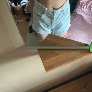 Jeans shorts  - Blåa jeans shorts använda mycket men bra skicka köparen står för frakten 90kr direkt eller över budet 