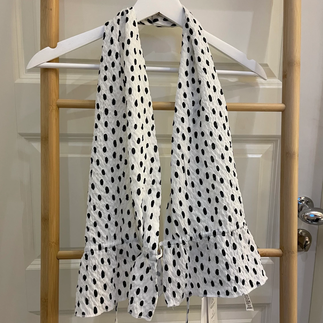 Zara- prickig topp med öppen rygg 