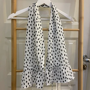 Zara- prickig topp med öppen rygg  - Prickig top med knyte.  Öppen i ryggen, skitsnygg men råkade beställa två storlekar :) säljer därav M (helt oanvänd) . Nypris 169:- säljes för 99:- köparen står för fraktavgiften