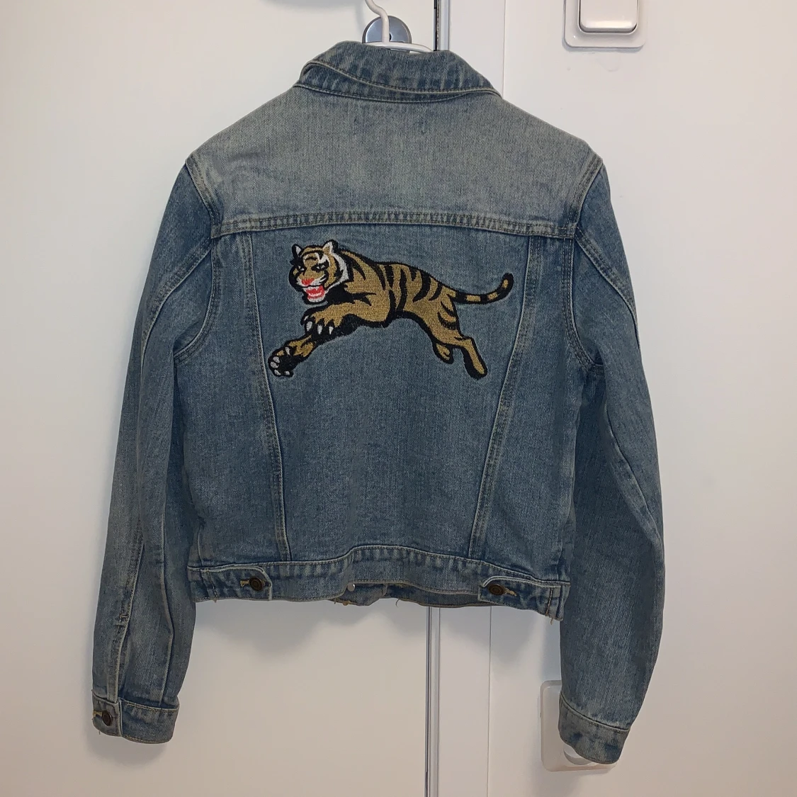 Jeanjacka med tigerbroderi i ryggen 