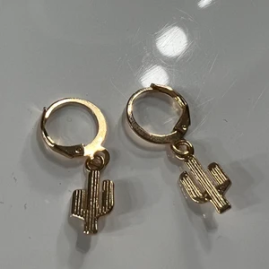 Örhängen kaktus  - Guld örhängen med kaktusar, aldrig använda. 15kr plus frakt