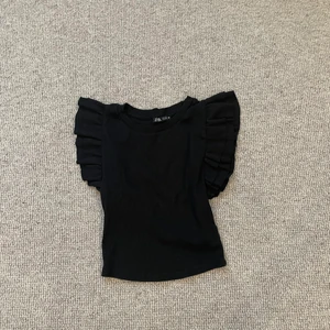 Zara topp - Säljer denna zara topp i storlek S. Väldigt oanvänd och köptes för kanske ett år sedan. Orginalpris är 120kr men säljer för 80kr, köparen står för frakt.