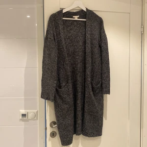 Stickad kofta  - Använd flera gånger men i bra skick, fin höst kofta som håller en varm, storlek S men kan även massa Xs-M