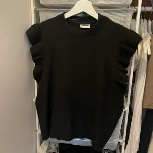 Volangtopp  - Stickad topp med volang från noisy may storlek M. 