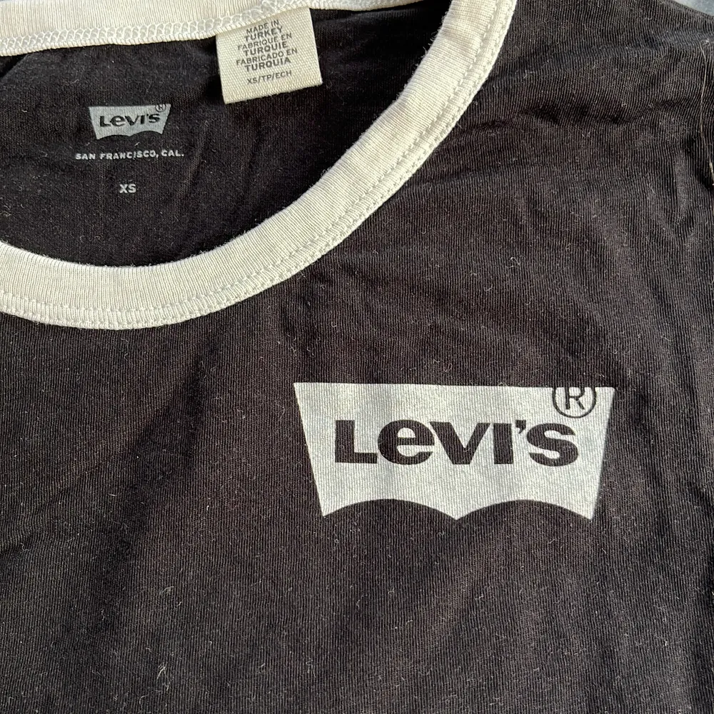 Säljer denna fina t-shirt från Levis. Den är i storlek small och är i fint skick 😄. T-shirts.