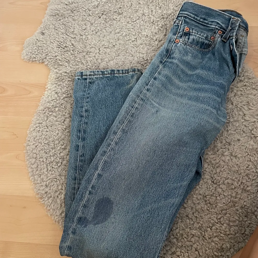 Säljer mina favoritjeans då dom blivit för små. Köpta på folded vintage för 1399 och passar någon som normalt har xs eller 23 eller 24 i jeans! Dock har de en fläck som ej går bort i tvätten, därav priset! (är 170cm). Jeans & Byxor.