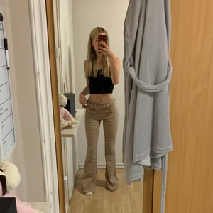 Byxor - Vet inte riktigt vad byxorna kallas, men dom går under naveln så skulle säga att dom är midrise, supersköna, långa i benen (har rätt långa ben själv) Storlek 34! Frågor på dm och spårbar frakt!