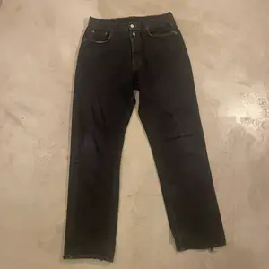 Svart/mörklila replay jeans i storlek W33. Kan posta eller mötas upp i stockholm🙌