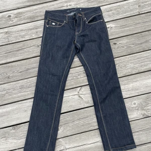 Lågmidjade jeans  - Ett par super fina lågmidjade jeans med jätte fina detaljer på fickorna. Står inte riktigt någon storlek med skulle säga det är xxs❤️ kontakta mig för fler bilder❤️