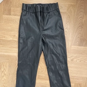 Skinnbyxor! - Lite kortare i modellen och lite utsvängda nere vid benen!