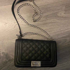 oanvänd väska Montini - superfin väska som är helt oanvänd!! Jag köpte den på ur&penn för 249 och säljer för 150kr! Man kan ha den på massa olika sätt, som handväska, men även som axelväska! Den är väldigt praktiskt, de ryms väldigt mycket i den fast den är rätt så liten!💓