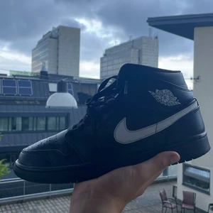 Jordan 1 svart vit  - Detta är ett par svartvita Jordan 1 skor helt ok skick . 