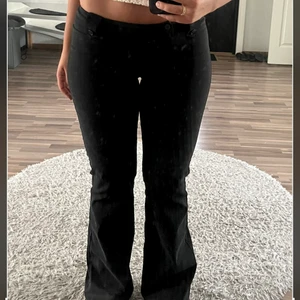 Tigermist byxor  - Otroligt fina och stilrena kostymbyxor i storleken S som jag endast testat! Nyskick utan lappar, storleken S men passar även M, vilket jag själv vanligtvis bär🤍 Nypris: 1199kr (655kr byxor+182kr frakt+362kr tull) Mitt pris: 700inkl frakt via postnord🥰 