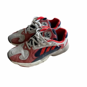 Adidas yung-96 - Feta Adidas yung-96 i storlek 44 2/3, lite smutsiga men går nog att tvätta i tvättmaskin vid behov