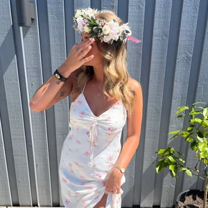 Klänning  - En medellång sommarklänning! Jättefint fall och skönt matrial, siden!