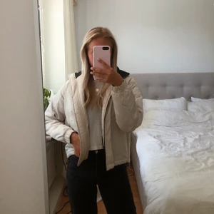 Croppad jacka - Superfin beige croppad jacka från STAY i storlek XS, använd fåtal gånger🤍 Betalning via swish och köparen står för frakten🫶🏼