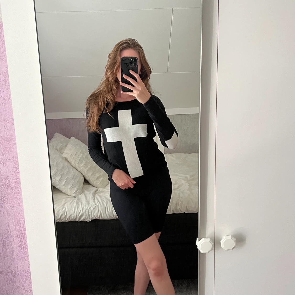 Gina Tricot | Svart tröja med kors