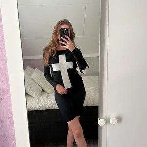 Gina Tricot | Svart tröja med kors - Svart tröja med vitt kors och vita armbågar.