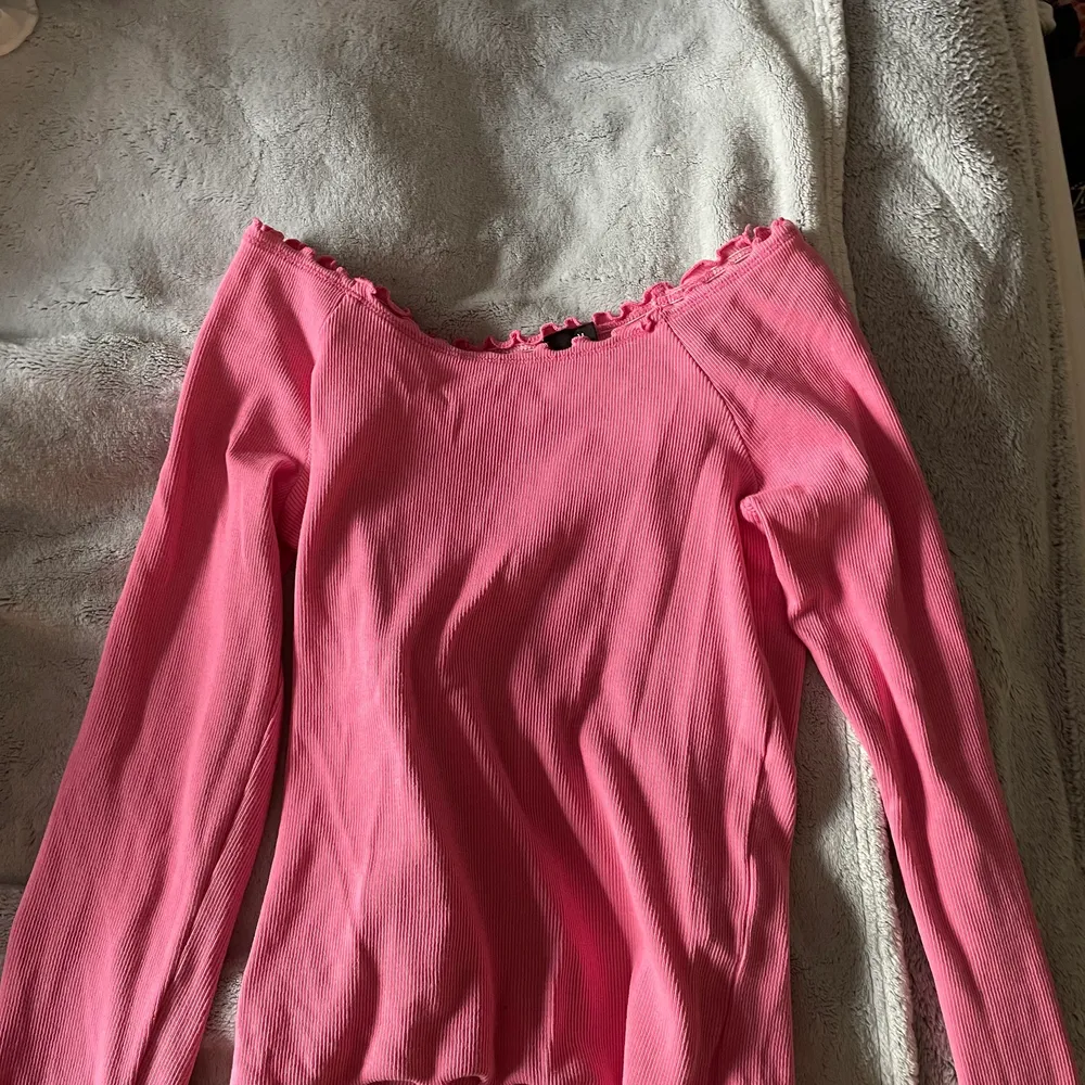 Perfekta långärmade tröjan med en sån fin rosa färg. Köpt på Lindex för flera år sedan men har glömt bort den så har knappt använt. Strl m men passar xs-m Berger på hur man vill att den ska sitta. Skicka om du vill ha mer bilder ❤️. Tröjor & Koftor.