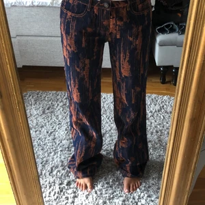 Jeans med slitna detaljer - Säljer mina supercoola lågmidjade jeans från Jaded London. Mörkblå med orangea slitningar i sig. Aldrig använda och prislappen finns kvar pga att de är liiite stora på mig. Strl 28 i engelska  storlekar. Passar 38-40. Nypris 900 kr. Skriv privat❤️