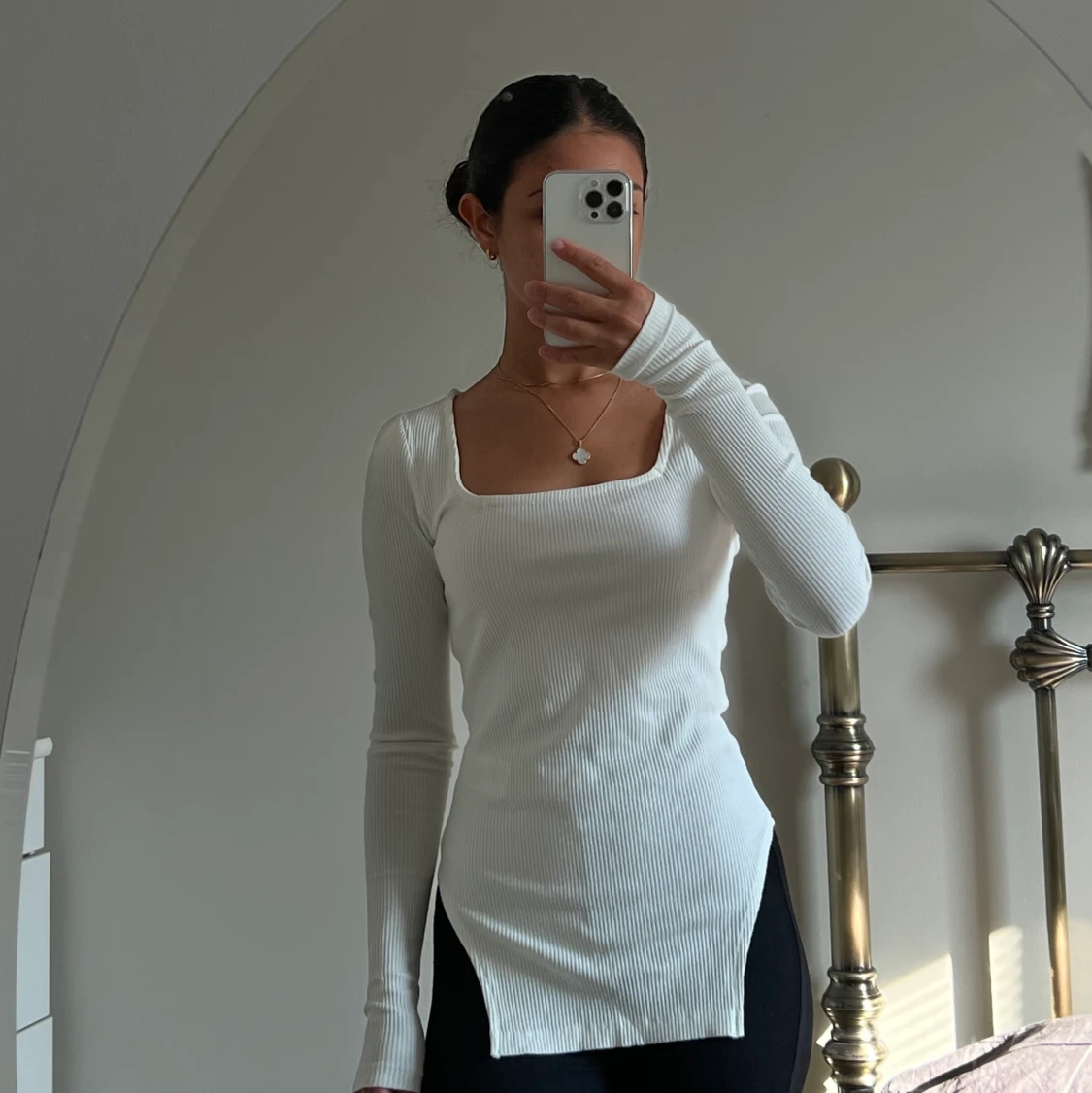 Vit urringad tröja med slit