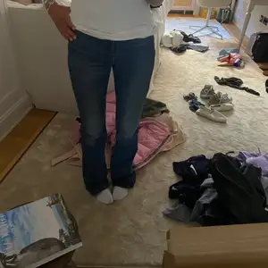 Ett par SÅ drömmiga bootcut jeans! Sitter helt perfekt på benen! Perfekt nu till hösten! Från zara och endast använda varsamt några enstaka gånger😍 de var dyrare än vanliga zara jeans, typ 600kr. Man kan sy dem så att de blir lågmidjade (tiktok trenden)