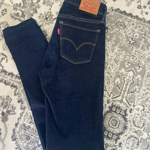 Levis jeans - Nästintill oanvända Levis jeans i modellen ”710 super skinny”. En lite mer lågmidjad byxa med superstrechigt och skönt material.💙W25