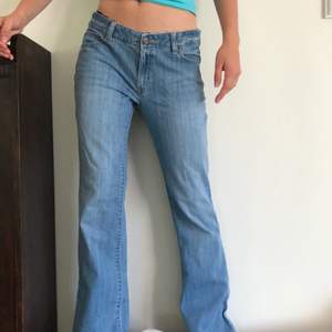 ⭐️FRI FRAKT 25 & 26 FEBRUARI OM DU KÖPER VIA KÖP NU⭐️Lågmidjade utsvängda jeans från GAP! Världens finaste tvätt! Innerbenslängd: 80cm Midjemått: ca 82-83 cm. Visas på en S/168cm!⭐️⭐️