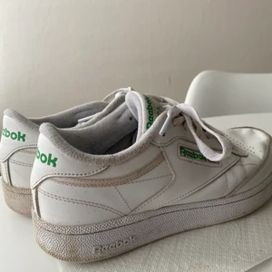 Vita skor - Super fina Reebok skor, som säljs pga ingen användning. Säljs vid bra bud eller vid köp direkt på 120kr+ frakt. 💕