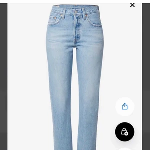 Jeans - Använt fåtal gånger, köpt på plick. Står ingen storlek men den passar XS/S. Lappen där bak har förstörts men annars är de fina. I priset ingår frakt🤩