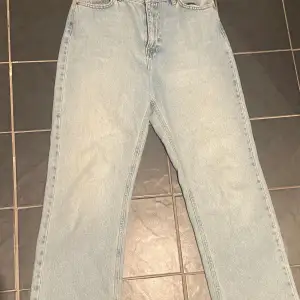 Ett par blå jeans från NA-KD. Bra skick och knappt använda. Köpte för ungefär 1 år sedan men de har nu blivit förstora så jag kan inte ha de längre.