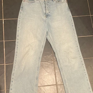 Ljus blåa raka jeans (ekologiska och hög midjade) - Ett par blå jeans från NA-KD. Bra skick och knappt använda. Köpte för ungefär 1 år sedan men de har nu blivit förstora så jag kan inte ha de längre.