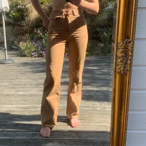 Bruna row jeans från Weekday - Snygga högmidjade raka bruna jeans i modellen row från weekday, knappt använda 🌟 storlek W26 L32 