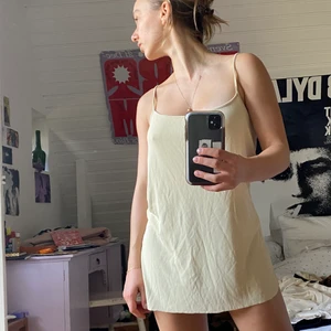 Snadfärgad sommarklänning! - Så fin beige klänning, klippt kortkort. Köpt på Humana, fint tyg!