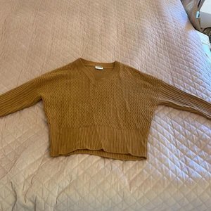 Stickad tröja - En brun stickad tröja från (NOISY MAY) i lite kortare ärmar.
