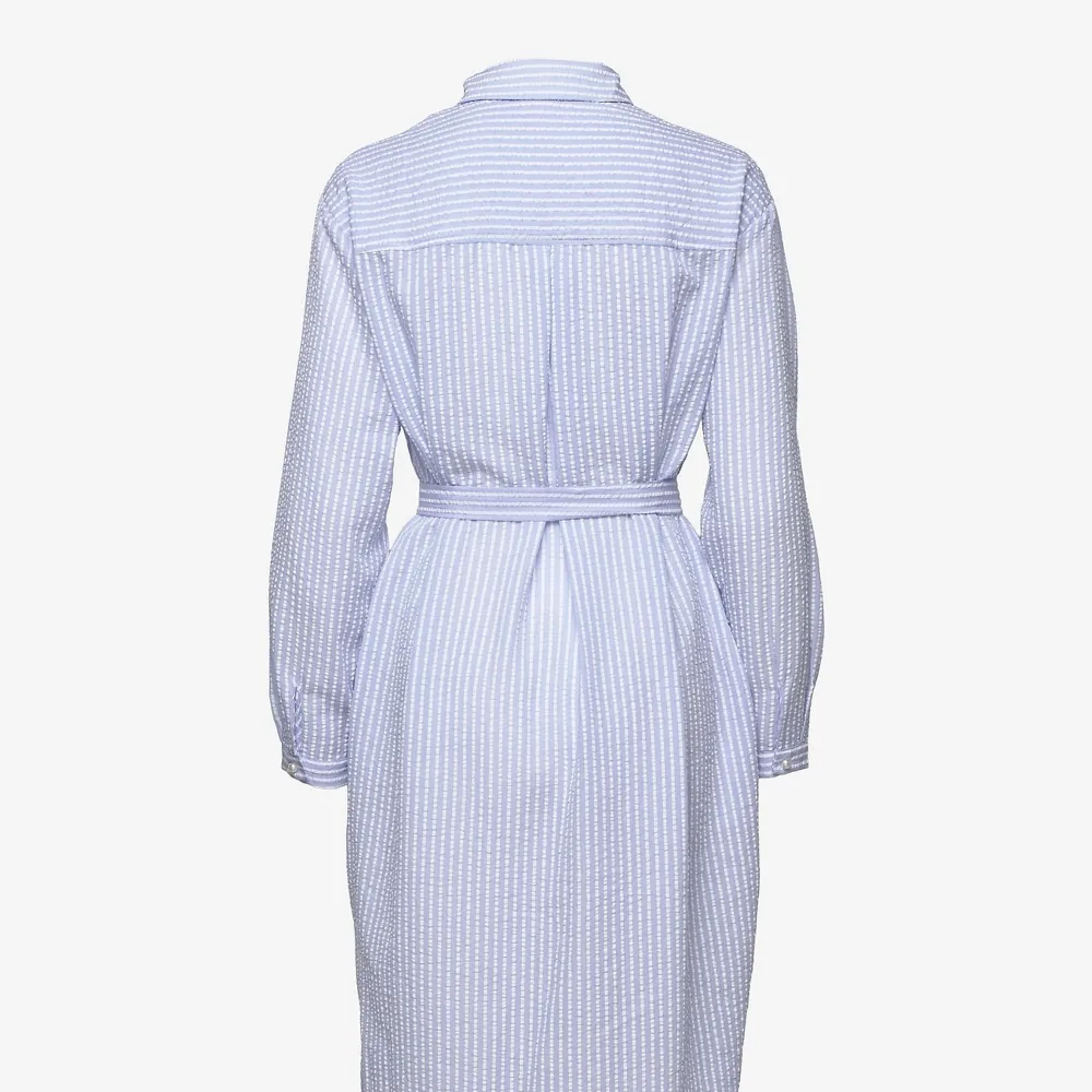 Blå vit skjortklänning från Numph. Originalpris 900kr. Använd en gång.. Klänningar.