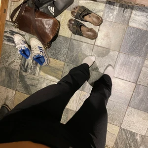 Lågmidjade kostymbyxor!! - Helt nya lågmidjade kostymbyxor med lappen kvar! Hittar ej kvittot men köpta för 200kr! 🫶💗 köp direkt för 250! 🫶💗