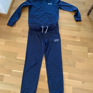 Blå Armani dress  - Passar ungdom 152-160 lång och är i nyskick. Den har tidigare kostat 1400kr. 