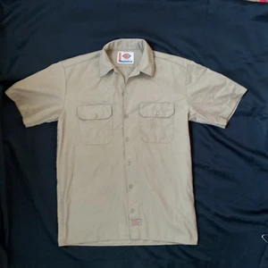 Dickies skjorta - Dickies skjorta i storlek Medium, dock sitter den ganska baggy så den passar större storlekar också! 🫶 jätte snygg att ha med en t shirt under, men också snygg så som den är. mått: ca 48 cm axelsöm midja: ca 112 midja 