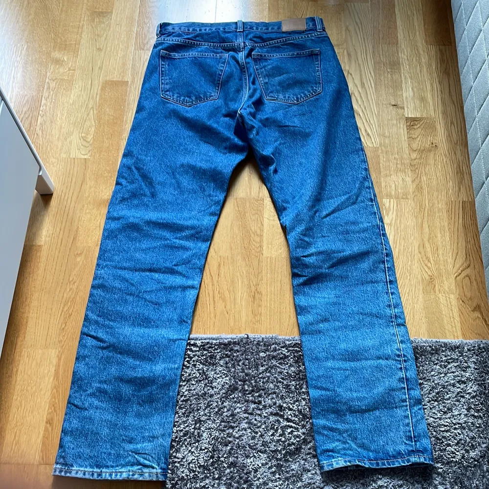 Detta är ett par mörkblå weekday jeans ja har växt ur och därför inte använder längre. Köpta för 600kr. Jeans & Byxor.