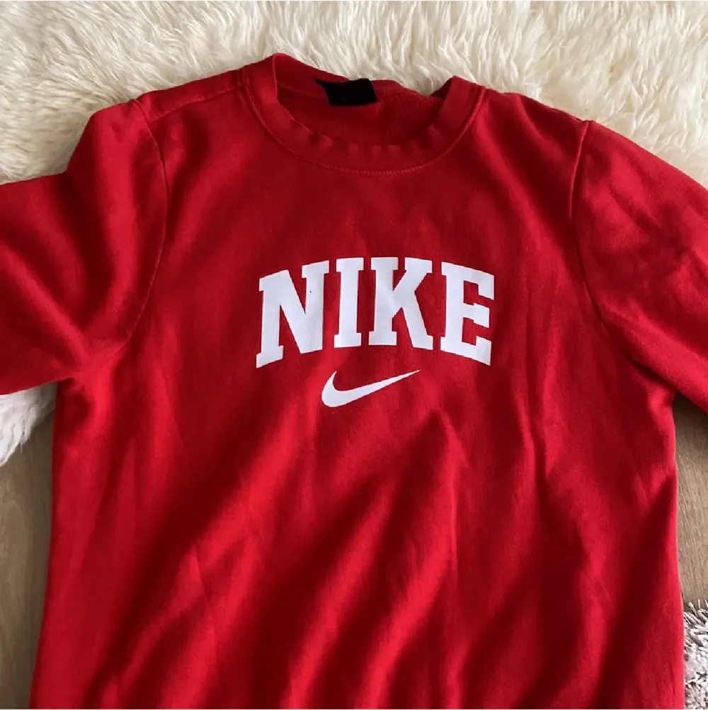 Snygg Nike tröja i storlek M 🙏🏻 inga fläckar/skador! . Tröjor & Koftor.