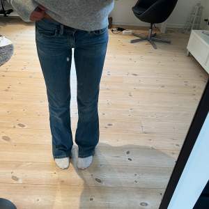 Fina lågmidjade jeans från diesel som inte kommer till användning. Innerbenslängd: 76 midjemått: 84