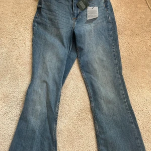 Oanvända bootcut jeans  - Blåa bootcut jeans har aldrig använt de va lite för korta är 164 
