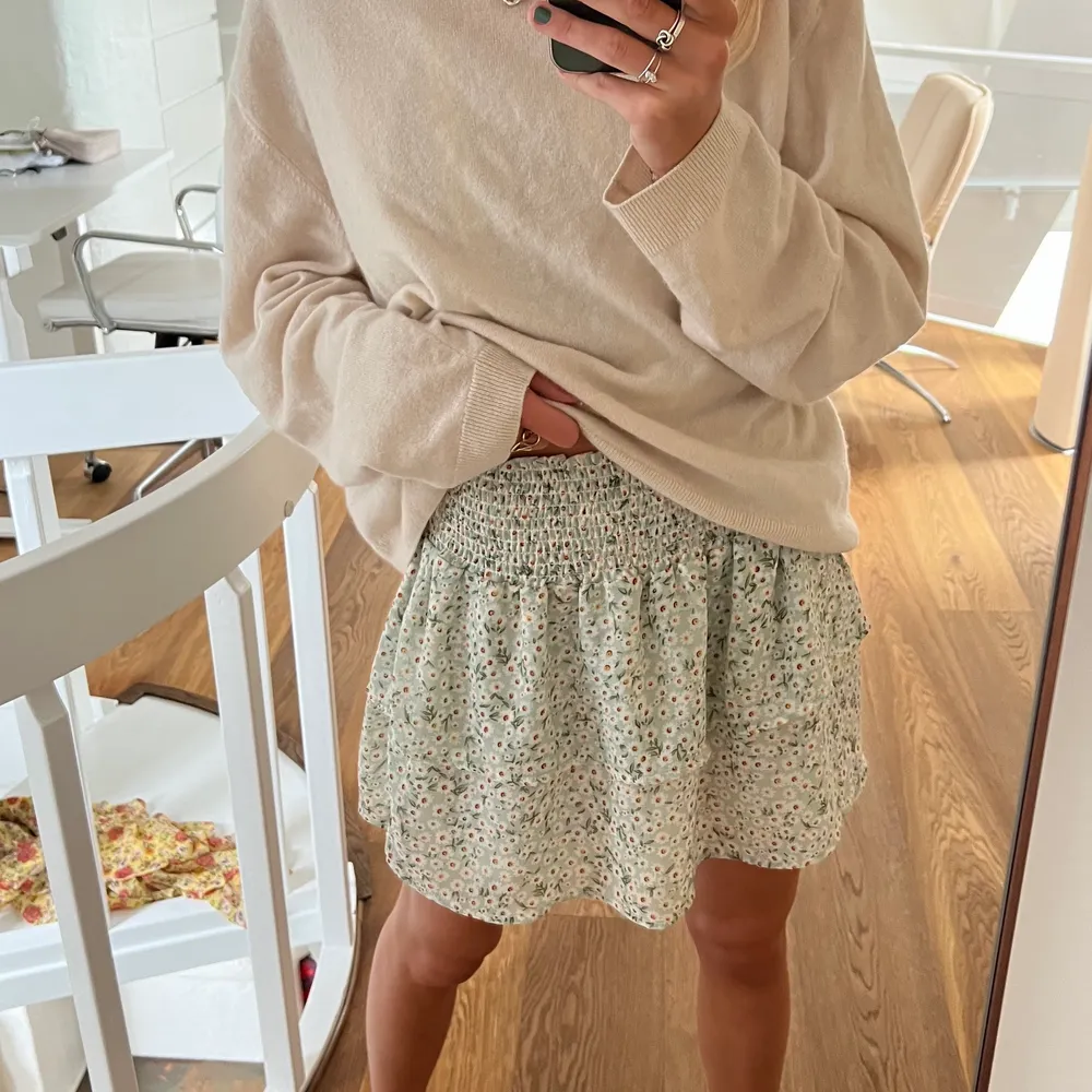 Så fin kjol från only😍 bara använd några få gånger!!. Kjolar.