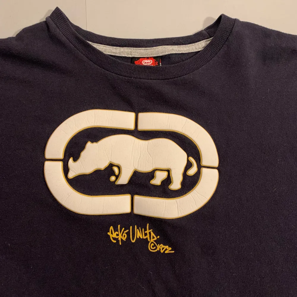 Jätte snygg Ecko t-shirt med 3D tryck, och text på baksida. Väldigt bra skick, xl på tagen i barnstorlek men sitter som en M vuxen. Möts upp i centrala Stockholm och kan anars posta.. T-shirts.