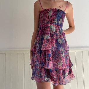 Zara klänning 👗  - Helt oanvänd Zara klänning från sent 2000-tal!!! Storlek M men passar mig som har XS-S 💗💕🦋