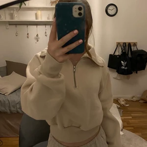 Tjocktröja  - Beige tjocktröja med liten dragkedja. Plagget är från ginatricot i storlek XS och helt oanvänd.  Skriv privat för fler bilder och gärna innan betalning