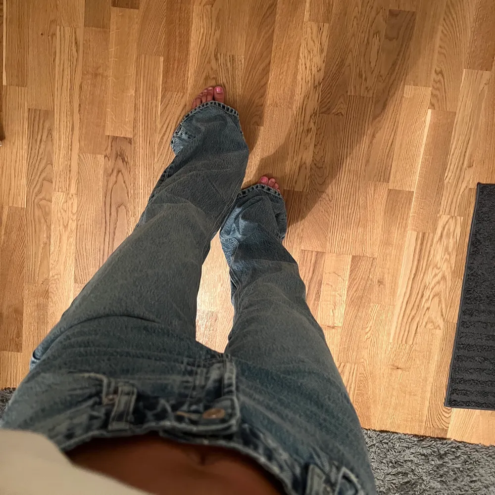 så fina bootcut jeans från zara i storlek 34 men passar mig i midjan som också har 36. Väldigt långa på mig som är 159cm! . Jeans & Byxor.