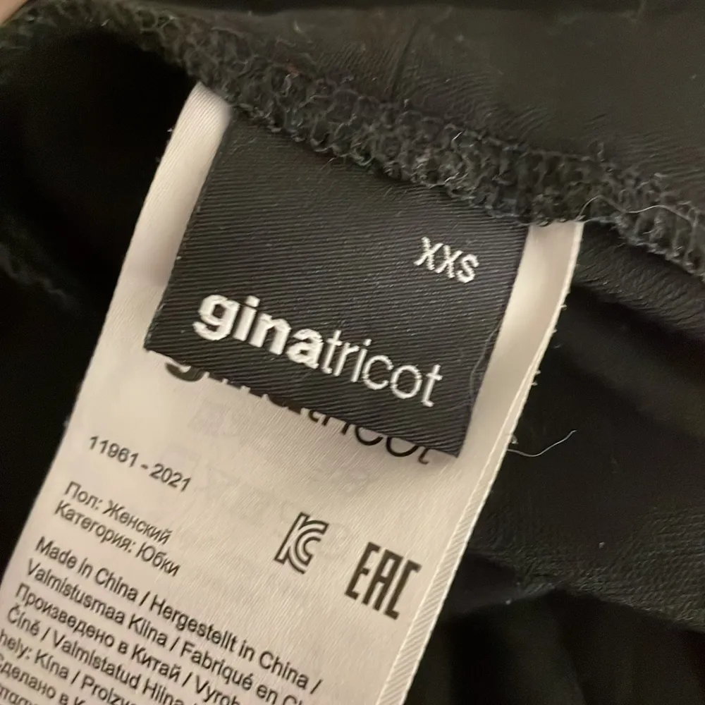 jätte fin kjol från Gina tricot! säljer pga av att den har börjat blivit för liten och använder den inte. den är i storlek xxs men kan kanske funka som xs💝 köpte den för 250!!. Kjolar.
