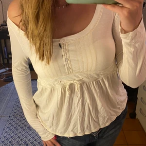 Polo Ralph lauren tröja - Super fin och skön tröja ifrån polo Ralph lauren!! Perfekt till hösten❤️🍂🍁 köparen står för frakten! (Osäker på fraktpriset)